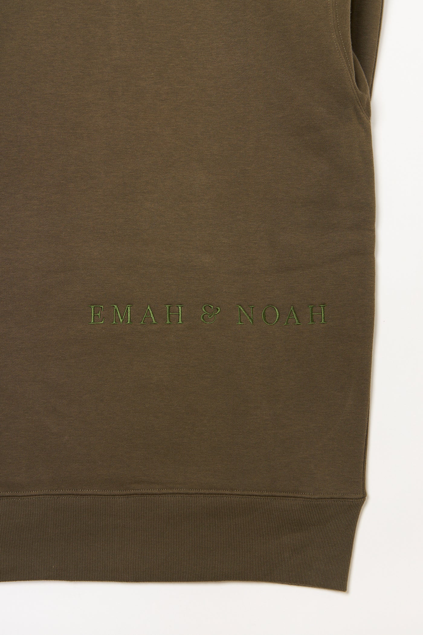 EMAH&NOAH刺しゅうプルパーカー/カーキ